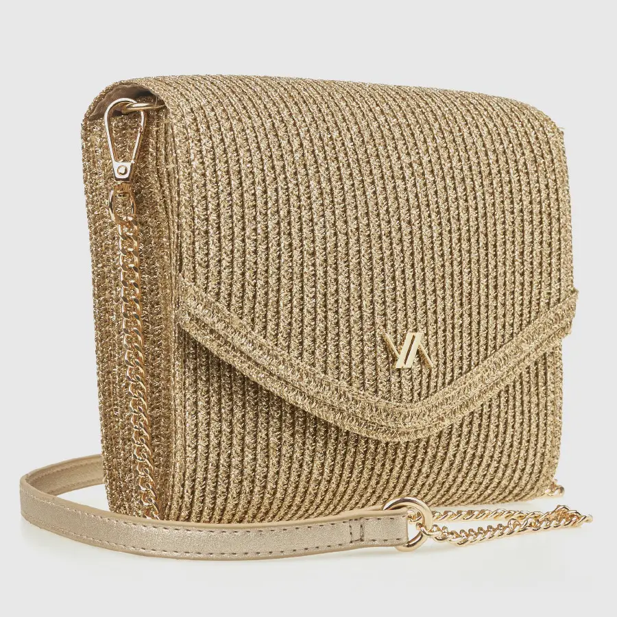 Χρυσή ψάθινη τσάντα ώμου με αλυσίδα και καπάκι