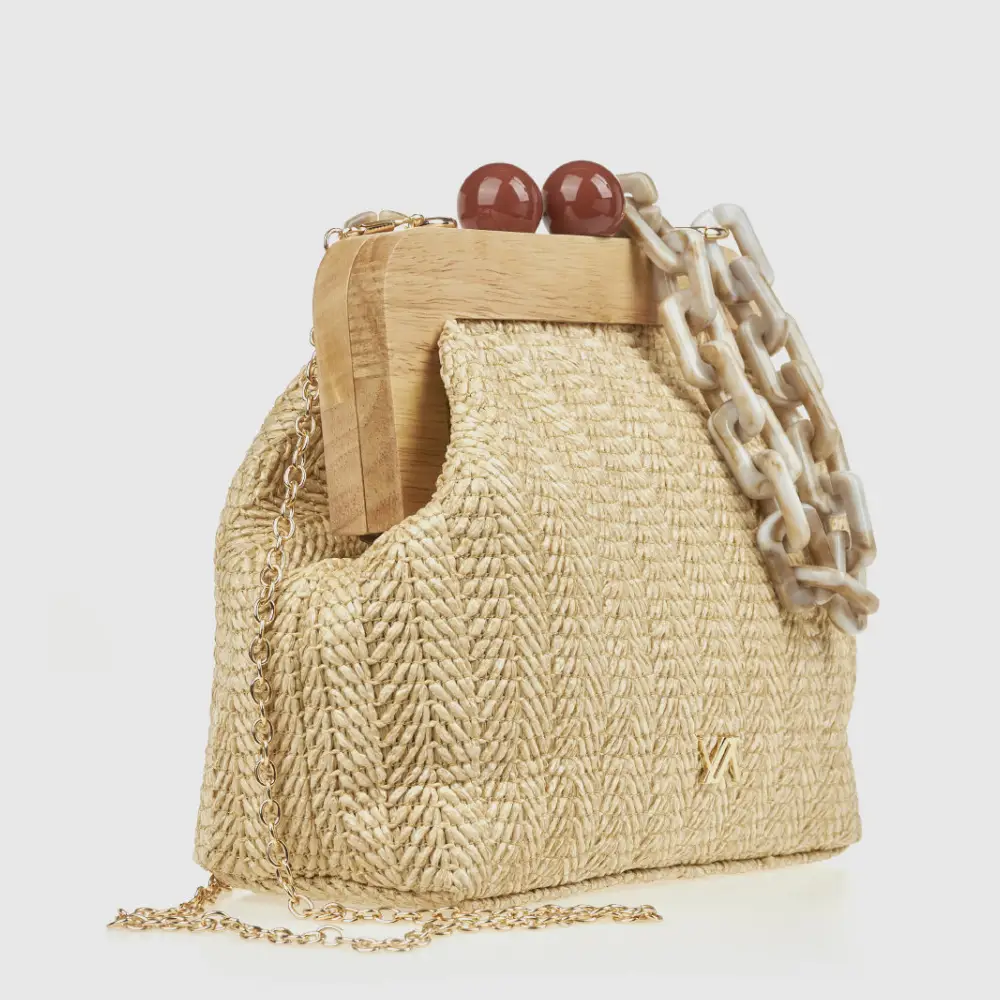 Πλαϊνή όψη τσαντάκι Verde 01-0002051 εκρού ψάθα με ξύλινο κούμπωμα και αλυσίδα marbeled ρητίνης