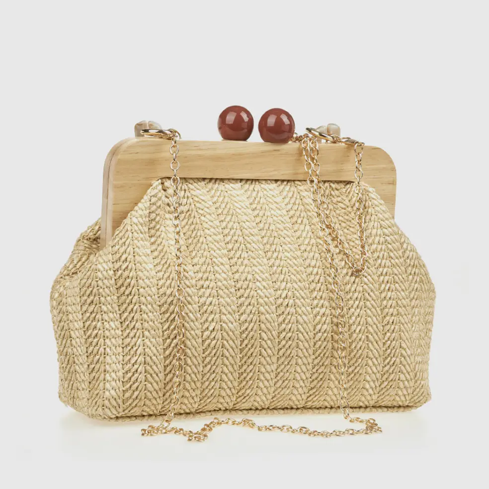 Μπροστινή όψη τσαντάκι αμπιγιέ Verde ψάθα εκρού με λεπτή χρυσή αλυσίδα ώμου