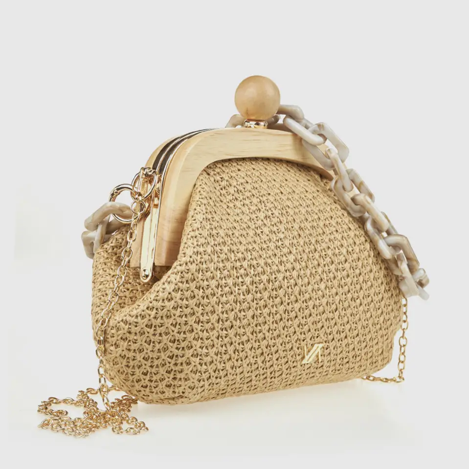 Πλαϊνή όψη τσαντάκι Verde 01-0002055 μπεζ ψάθα με ξύλινη σφαίρα, χρυσό frame και marbeled αλυσίδα ρητίνης