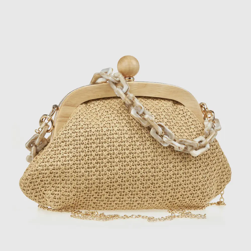 Μπροστινή όψη τσαντάκι αμπιγιέ Verde μπεζ ψάθα με αλυσίδα ρητίνης στον ώμο και ξύλινη σφαίρα κούμπωμα