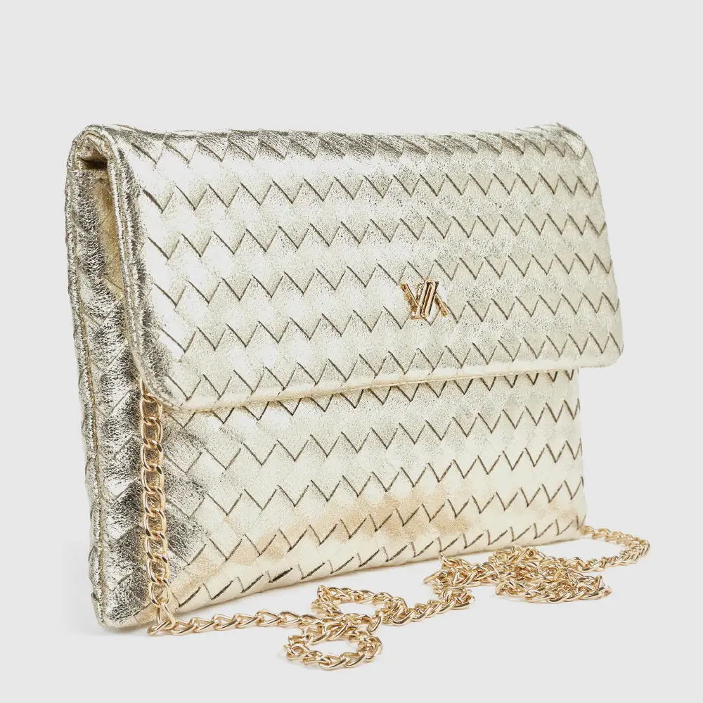 Τσαντάκι αμπιγιέ Verde χρυσό με πλεκτή υφή και χρυσή αλυσίδα ώμου — πλαϊνή όψη
