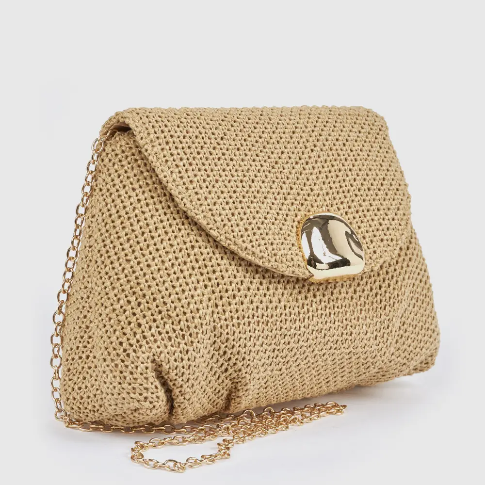 Τσαντάκι Verde 01-0002086 μπεζ με χρυσό κούμπωμα καπακιού και αποσπώμενη χρυσή αλυσίδα ώμου — πλαϊνή όψη