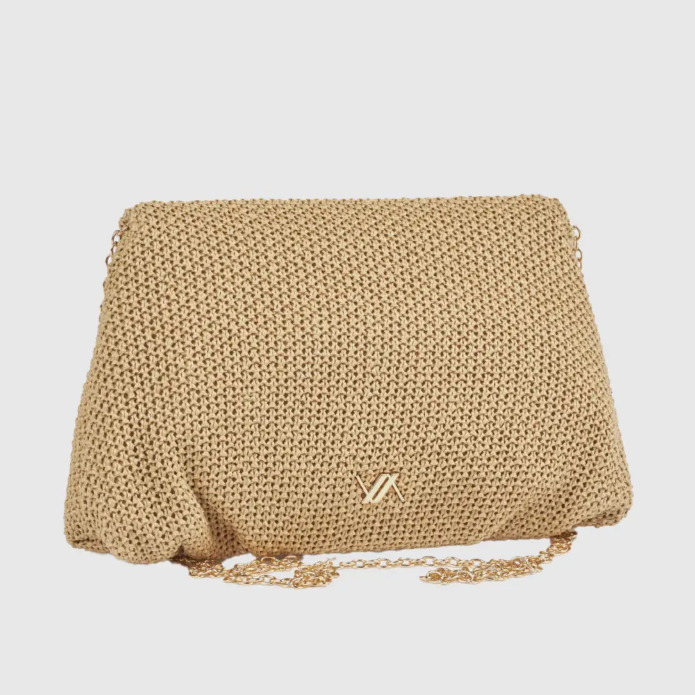 Γυναικείο πλεκτό τσαντάκι Verde 01-0002086 μπεζ με χρυσό λογότυπο Verde και αλυσίδα — πίσω όψη