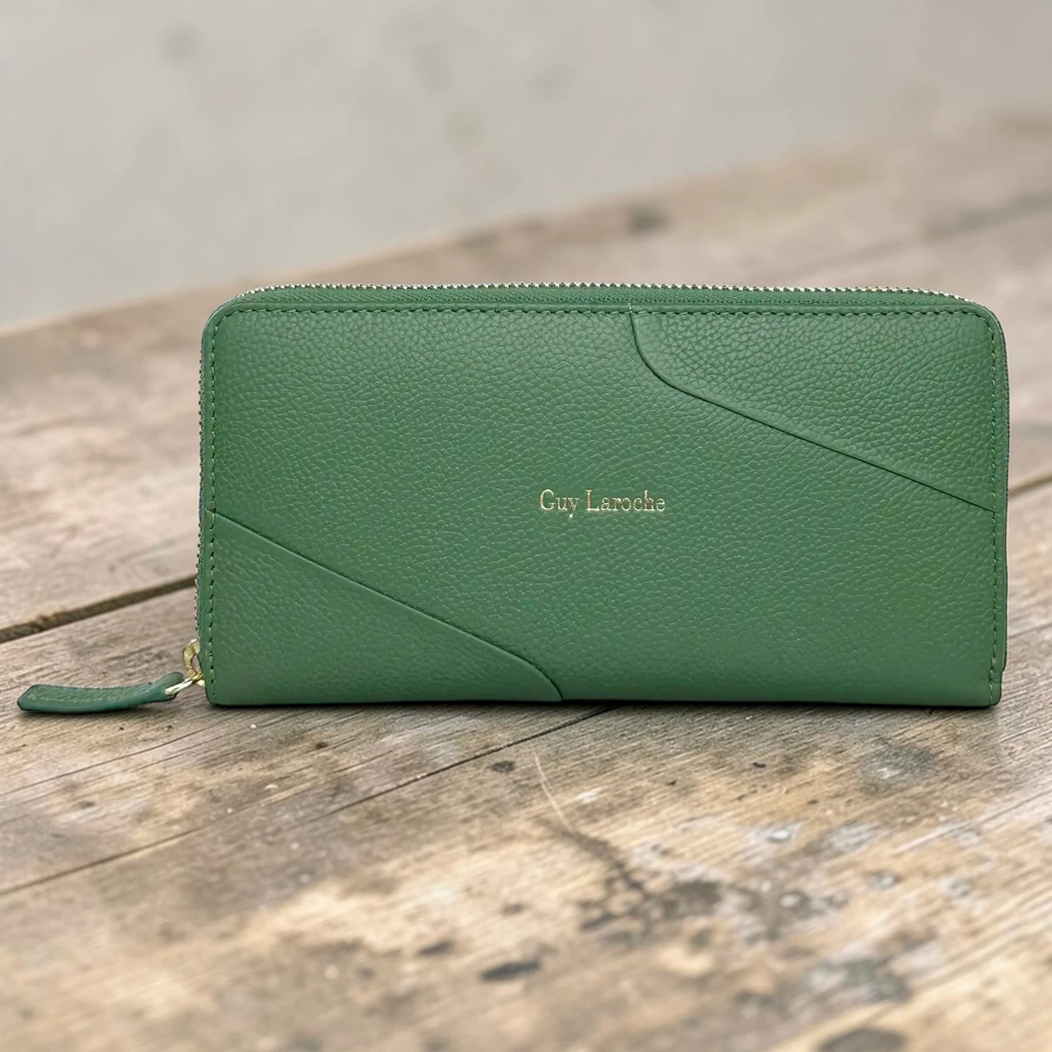 Γυναικείο δερμάτινο πορτοφόλι Guy Laroche 24811 σε πράσινο χρώμα με πολλές θέσεις καρτών