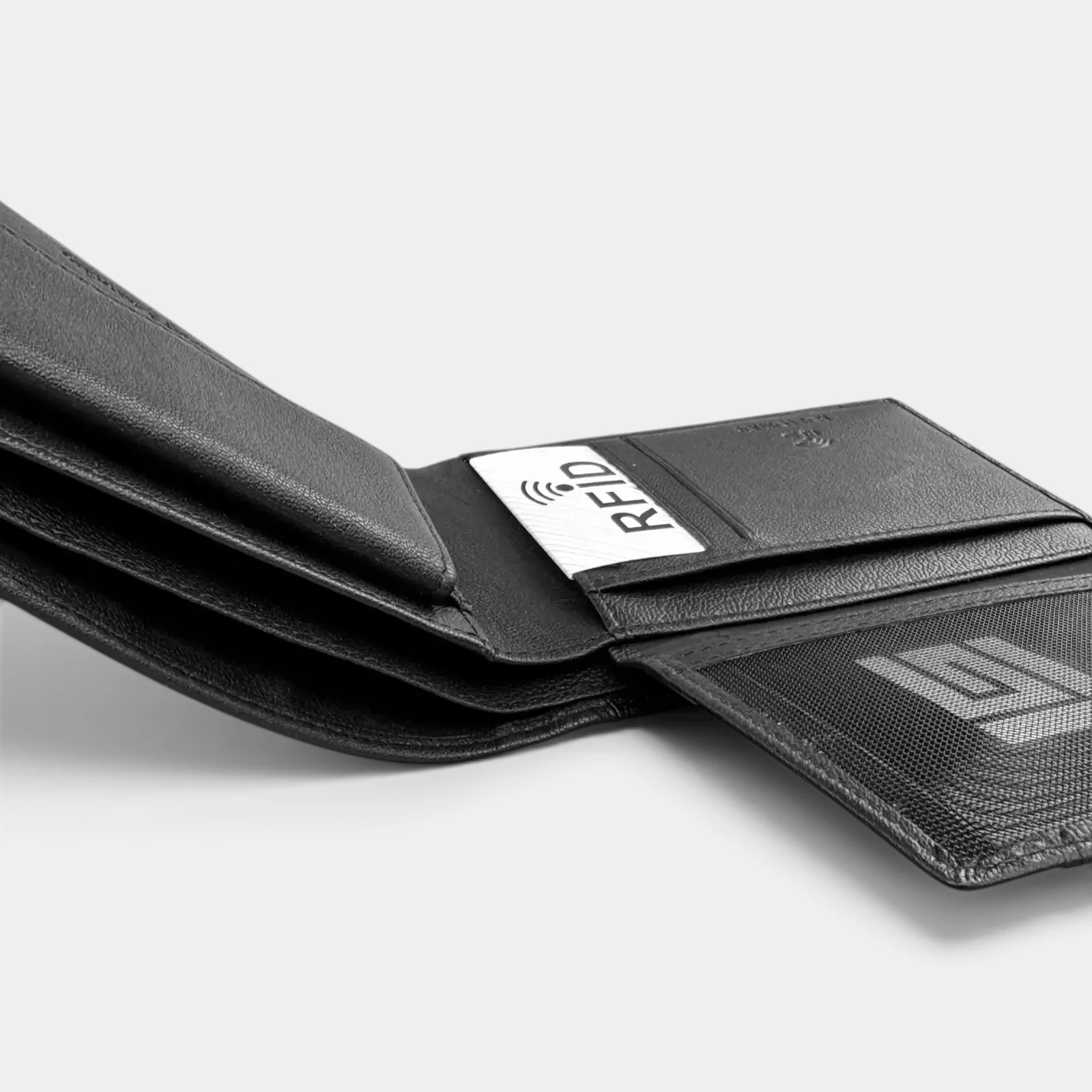 Ανδρικό δερμάτινο πορτοφόλι Guy Laroche 48002 σε μαύρο χρώμα από μοσχαρίσιο δέρμα