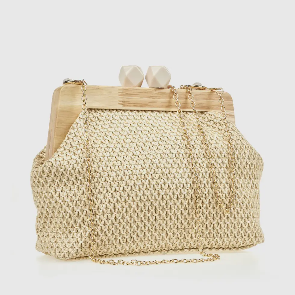 Πίσω όψη τσαντάκι αμπιγιέ Verde εκρού ψάθα με λεπτή χρυσή αλυσίδα ώμου και ξύλινο κούμπωμα