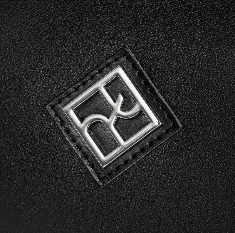 Μαύρη γυναικεία τσάντα ώμου Pierro Accessories με φαρδύ υφασμάτινο λουράκι logo