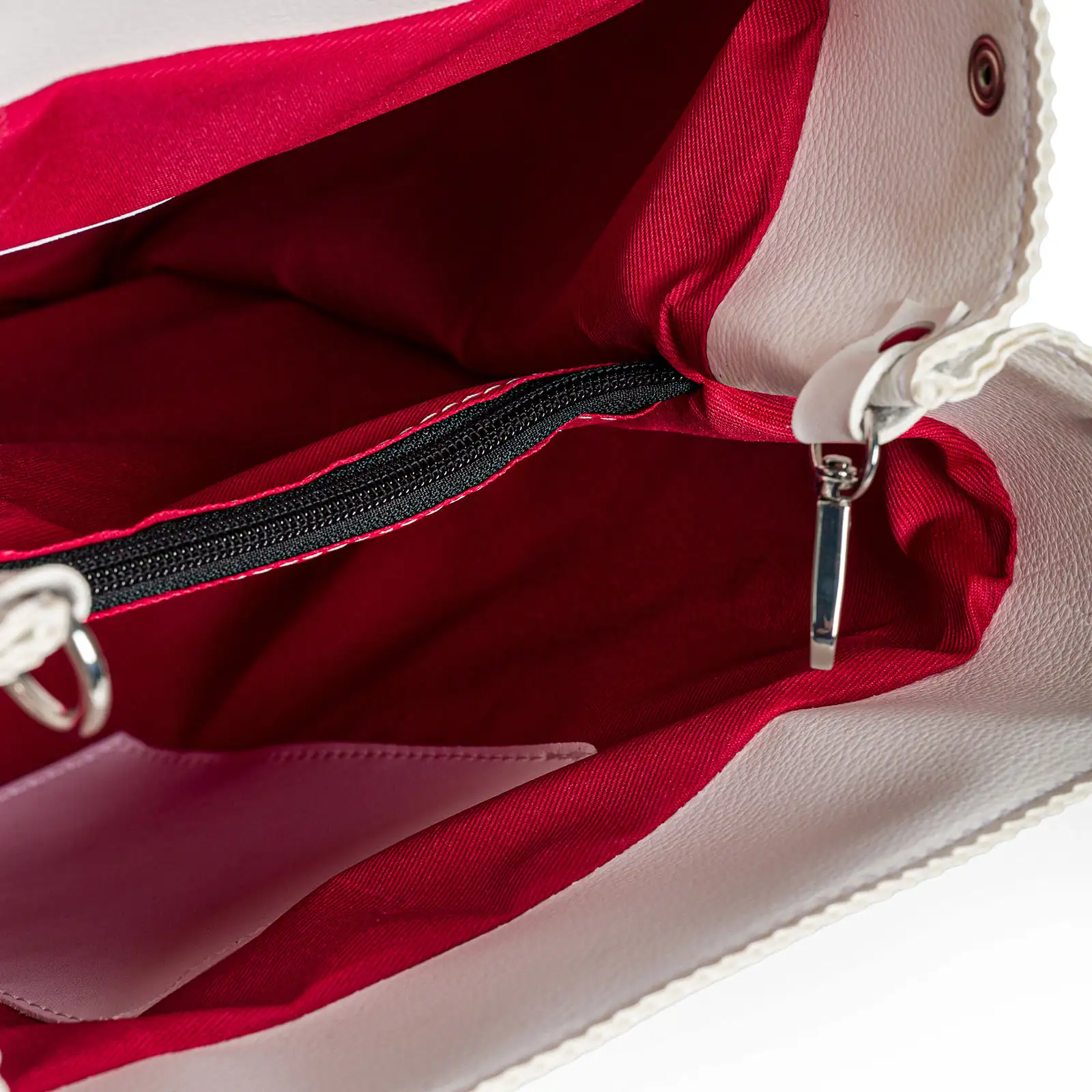 Γυναικεία τσάντα χειρός και χιαστί Pierro Accessories 90812LR01 σε μαύρο χρώμα με καπάκι και ρυθμιζόμενο λουράκι.