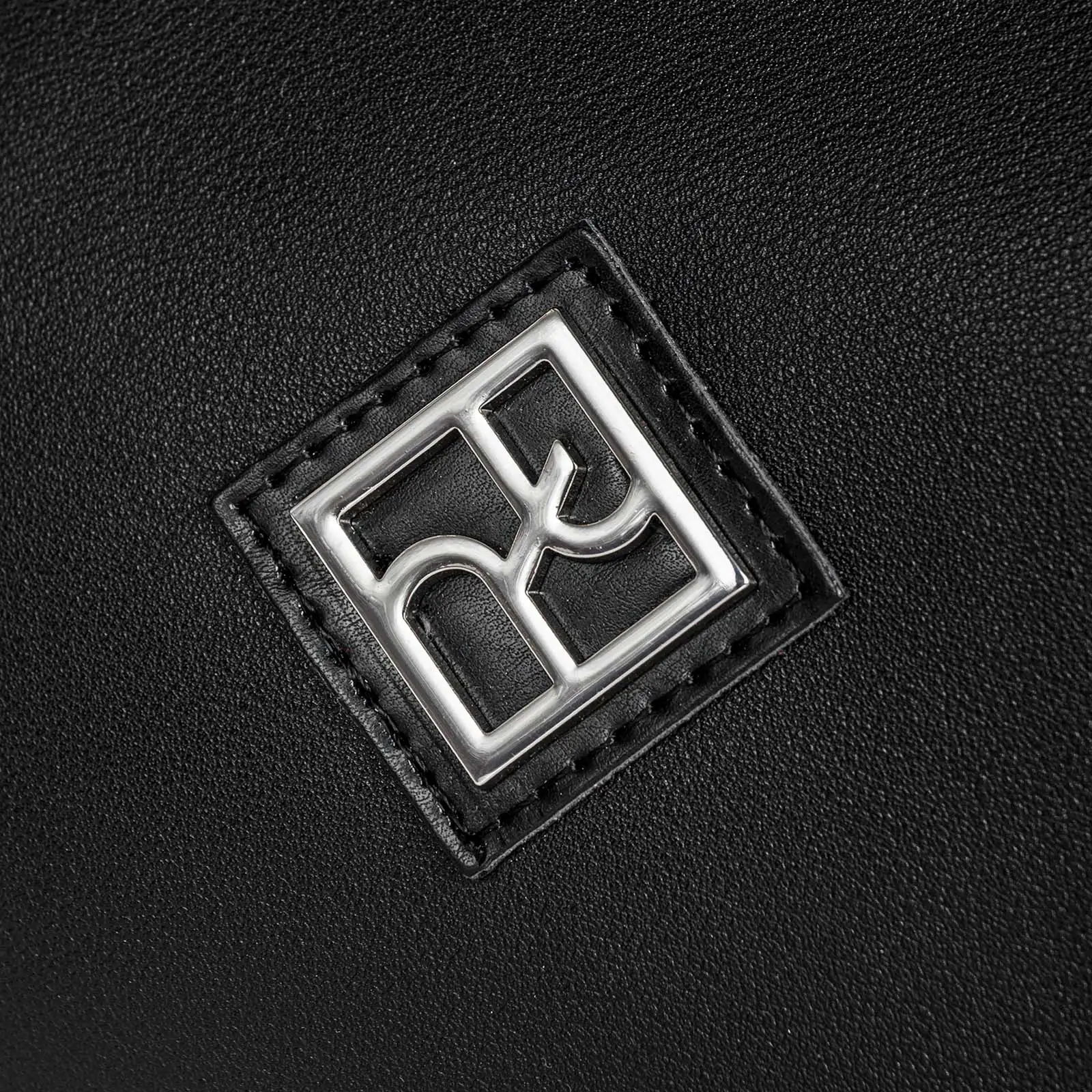 Γυναικεία τσάντα χειρός και χιαστί Pierro Accessories 90812LR01 σε μαύρο χρώμα με καπάκι και ρυθμιζόμενο λουράκι.