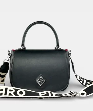 Γυναικεία τσάντα χειρός και χιαστί Pierro Accessories 90812LR01 σε μαύρο χρώμα με καπάκι και ρυθμιζόμενο λουράκι.