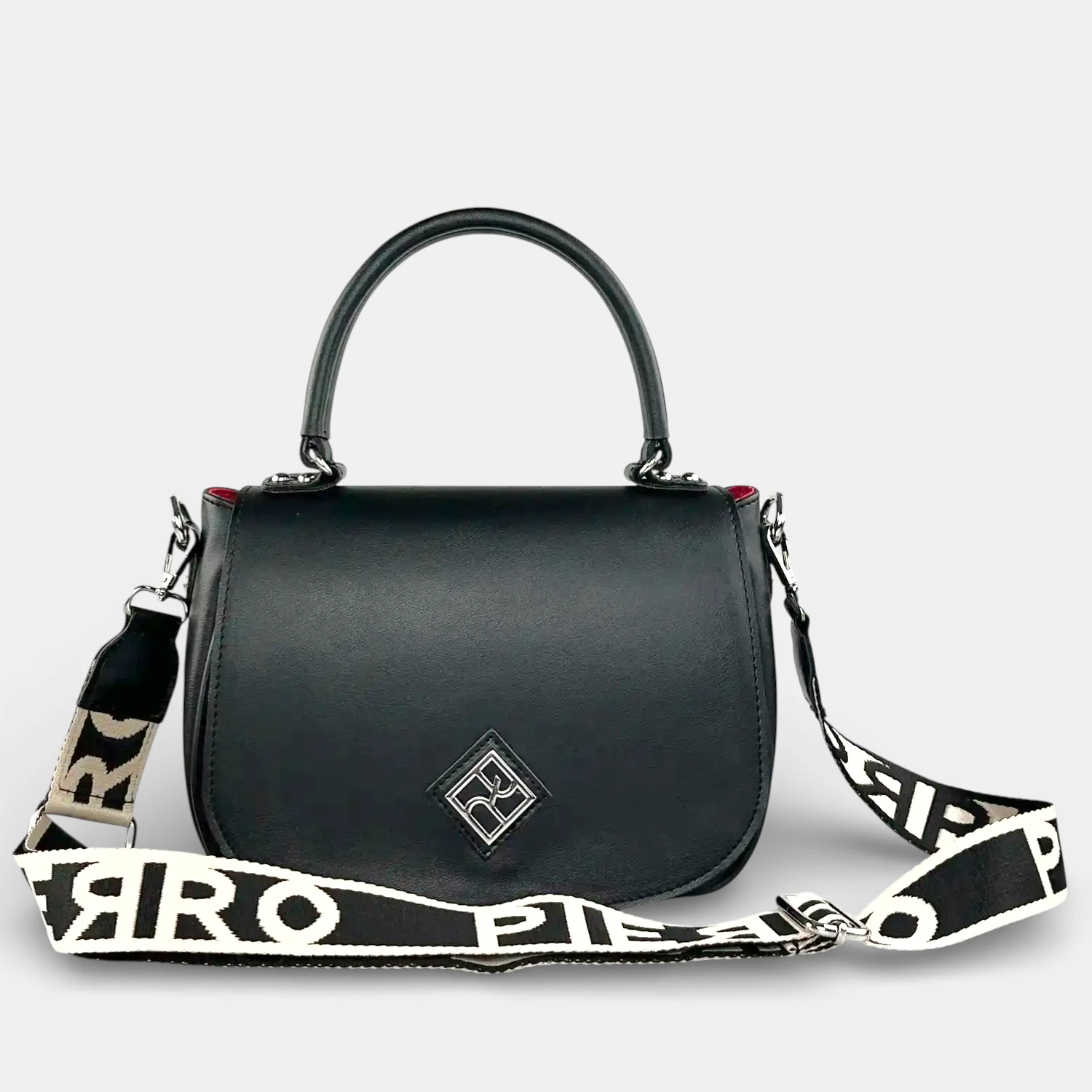 Γυναικεία τσάντα χειρός και χιαστί Pierro Accessories 90812LR01 σε μαύρο χρώμα με καπάκι και ρυθμιζόμενο λουράκι.