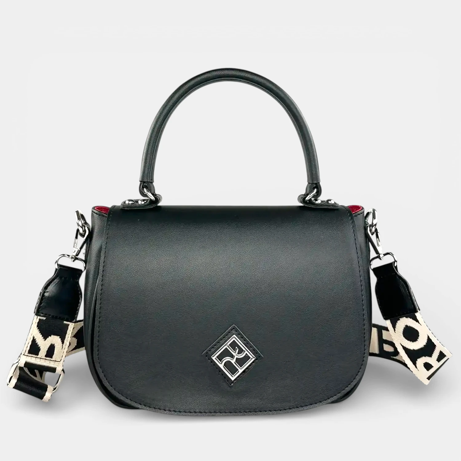 Γυναικεία τσάντα χειρός και χιαστί Pierro Accessories 90812LR01 σε μαύρο χρώμα με καπάκι και ρυθμιζόμενο λουράκι.