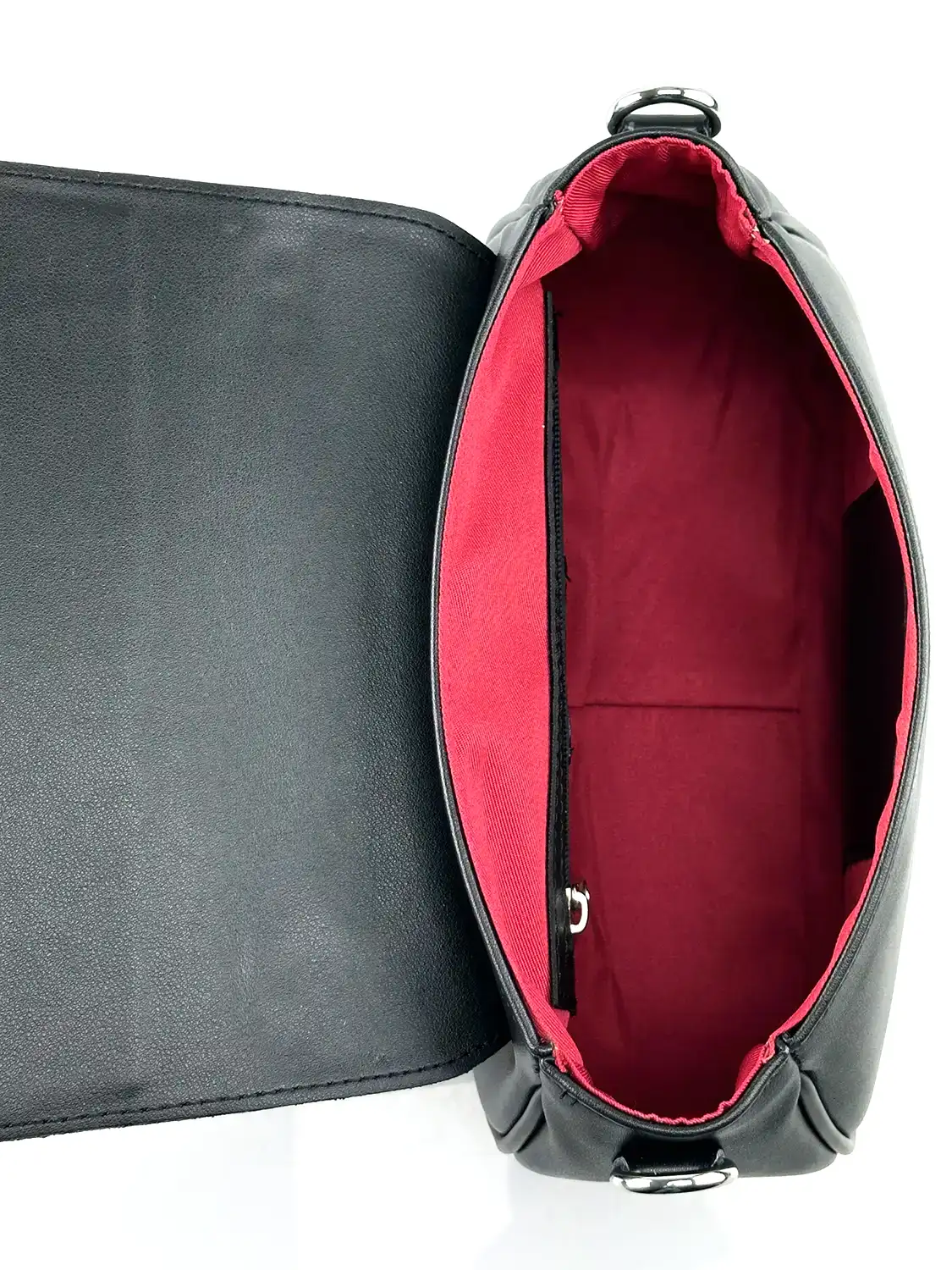 Γυναικεία τσάντα χειρός και χιαστί Pierro Accessories 90812LR01 σε μαύρο χρώμα με καπάκι και ρυθμιζόμενο λουράκι.