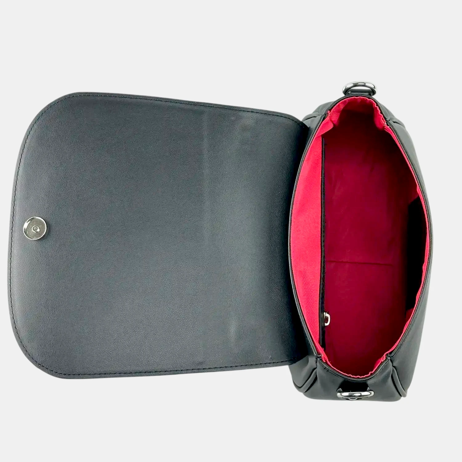 Γυναικεία τσάντα χειρός και χιαστί Pierro Accessories 90812LR01 σε μαύρο χρώμα με καπάκι και ρυθμιζόμενο λουράκι.