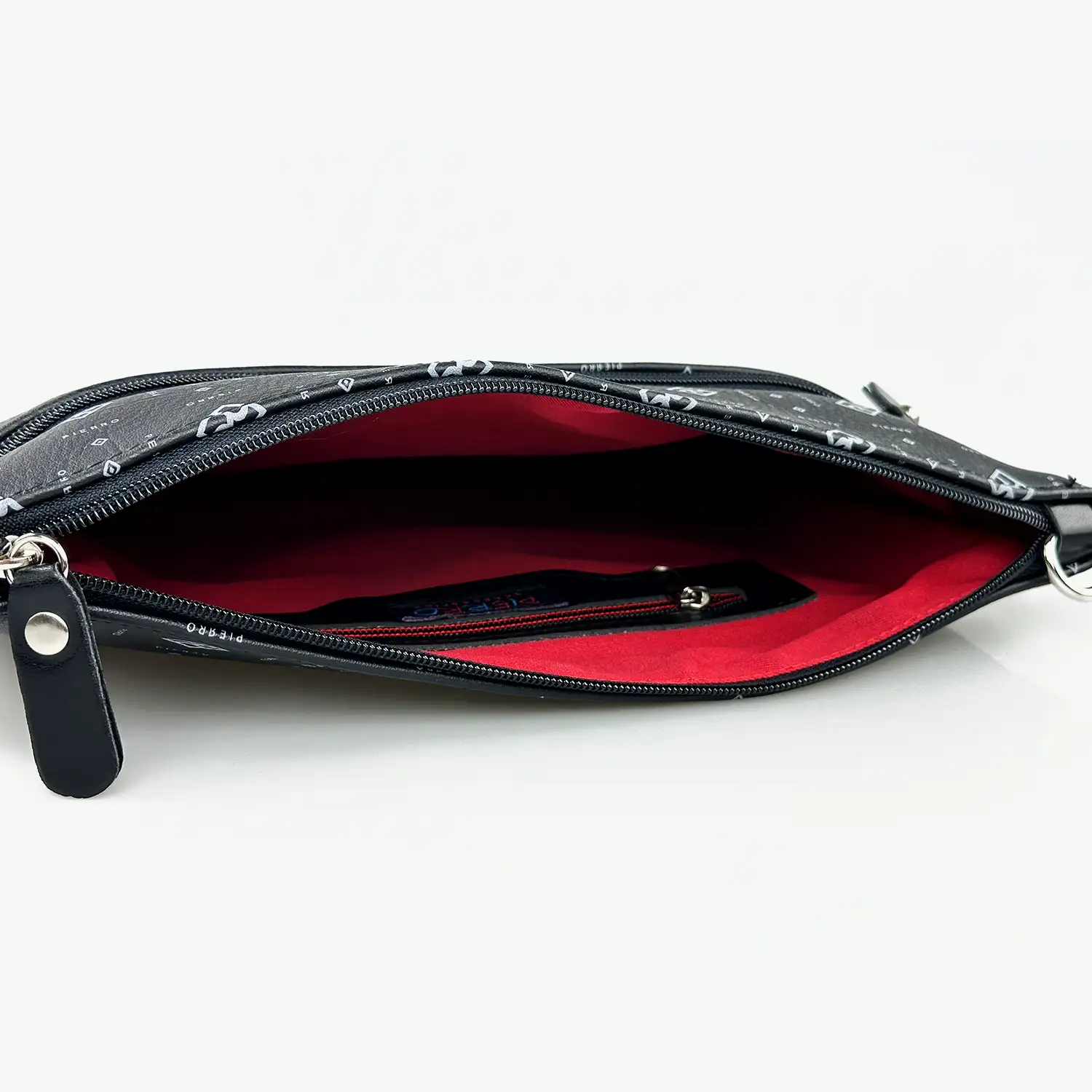 Γυναικεία τσάντα χιαστί Pierro Accessories 90881PM01 Monogram σε μαύρο χρώμα με εξωτερική τσέπη και φερμουάρ.