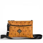 Γυναικεία τσάντα χιαστί Pierro Accessories 90881PM11 Monogram σε ταμπά χρώμα με εξωτερική τσέπη και φερμουάρ.