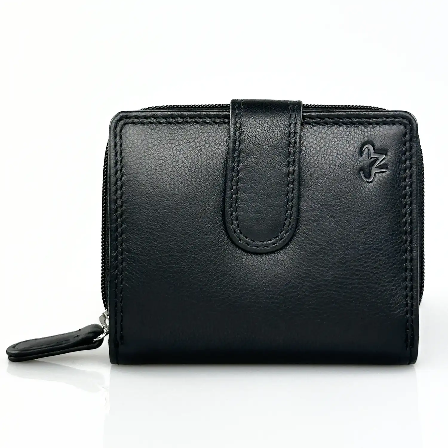 Μικρό δερμάτινο γυναικείο πορτοφόλι Calfnero AK382 σε μαύρο χρώμα με λιτό σχεδιασμό και εξωτερικό φερμουάρ για κέρματα.