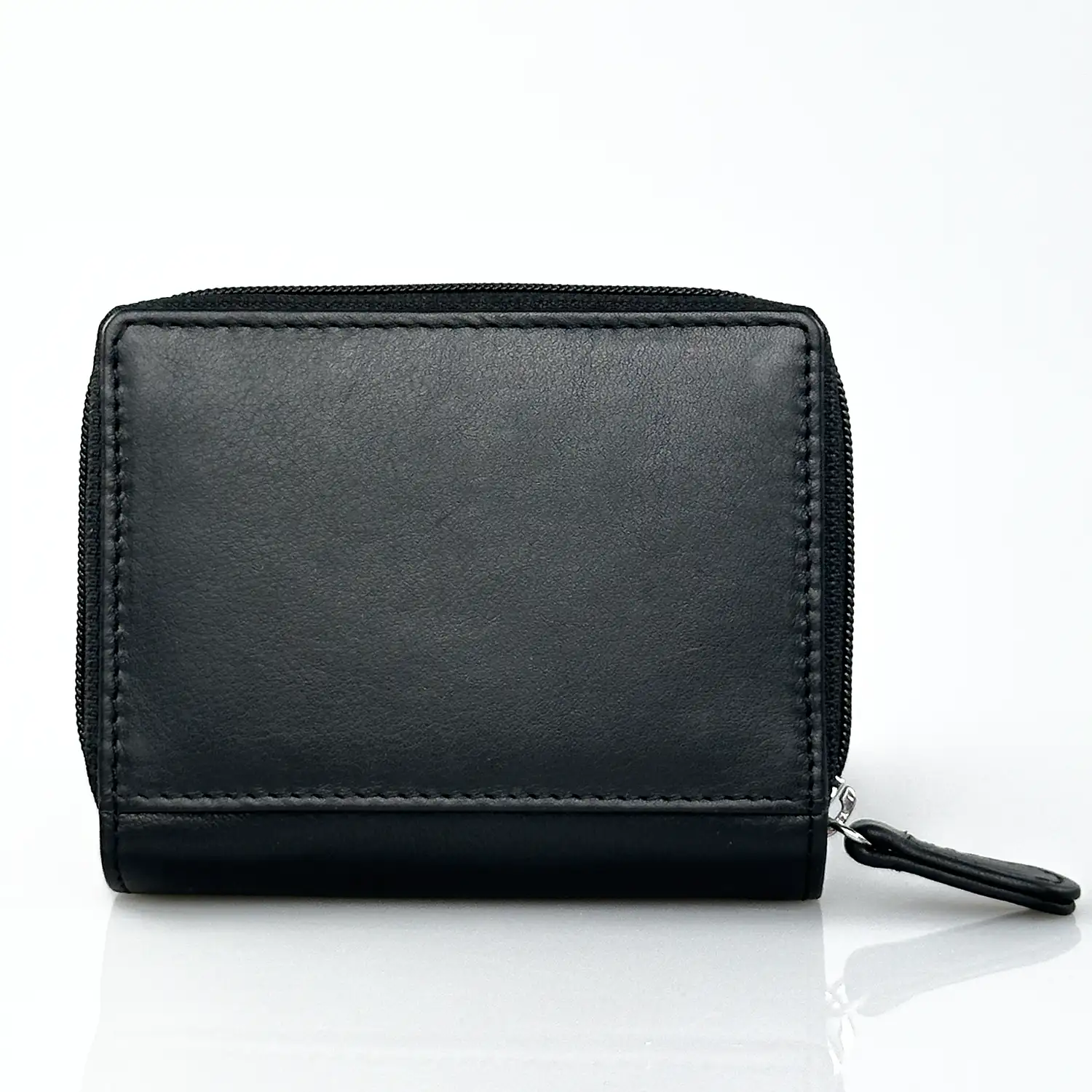 Μικρό δερμάτινο γυναικείο πορτοφόλι Calfnero AK382 σε μαύρο χρώμα με λιτό σχεδιασμό και εξωτερικό φερμουάρ για κέρματα.