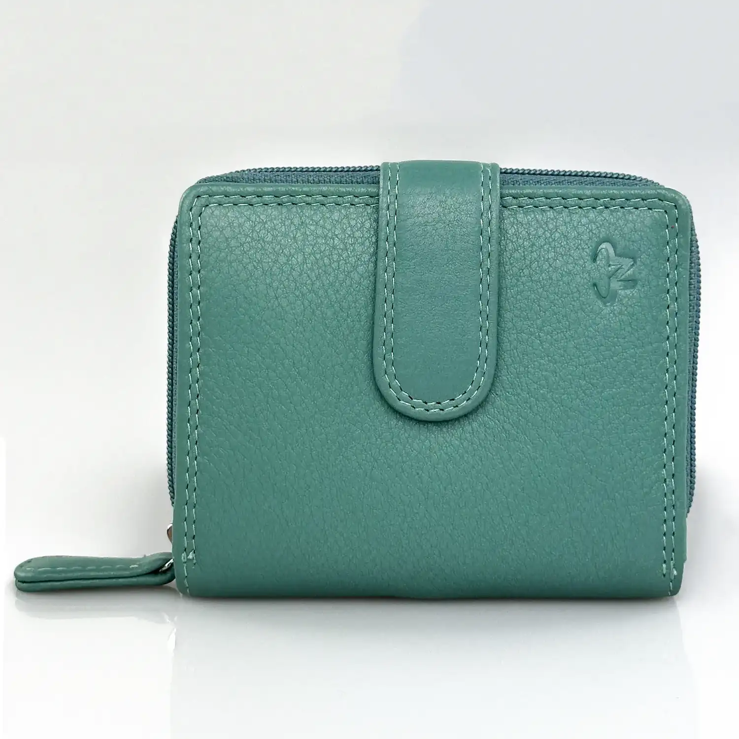 Μικρό δερμάτινο γυναικείο πορτοφόλι Calfnero AK382 σε χρώμα μέντα με εξωτερική θήκη κερμάτων και κομψό φινίρισμα.