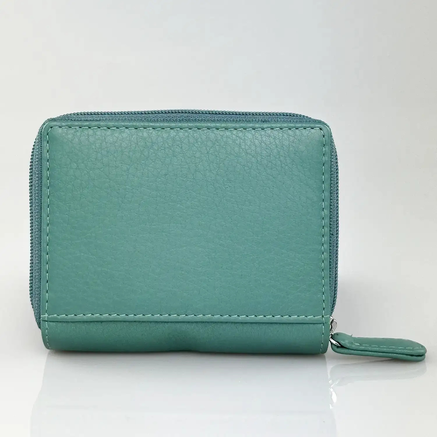 Μικρό δερμάτινο γυναικείο πορτοφόλι Calfnero AK382 σε χρώμα μέντα με εξωτερική θήκη κερμάτων και κομψό φινίρισμα.