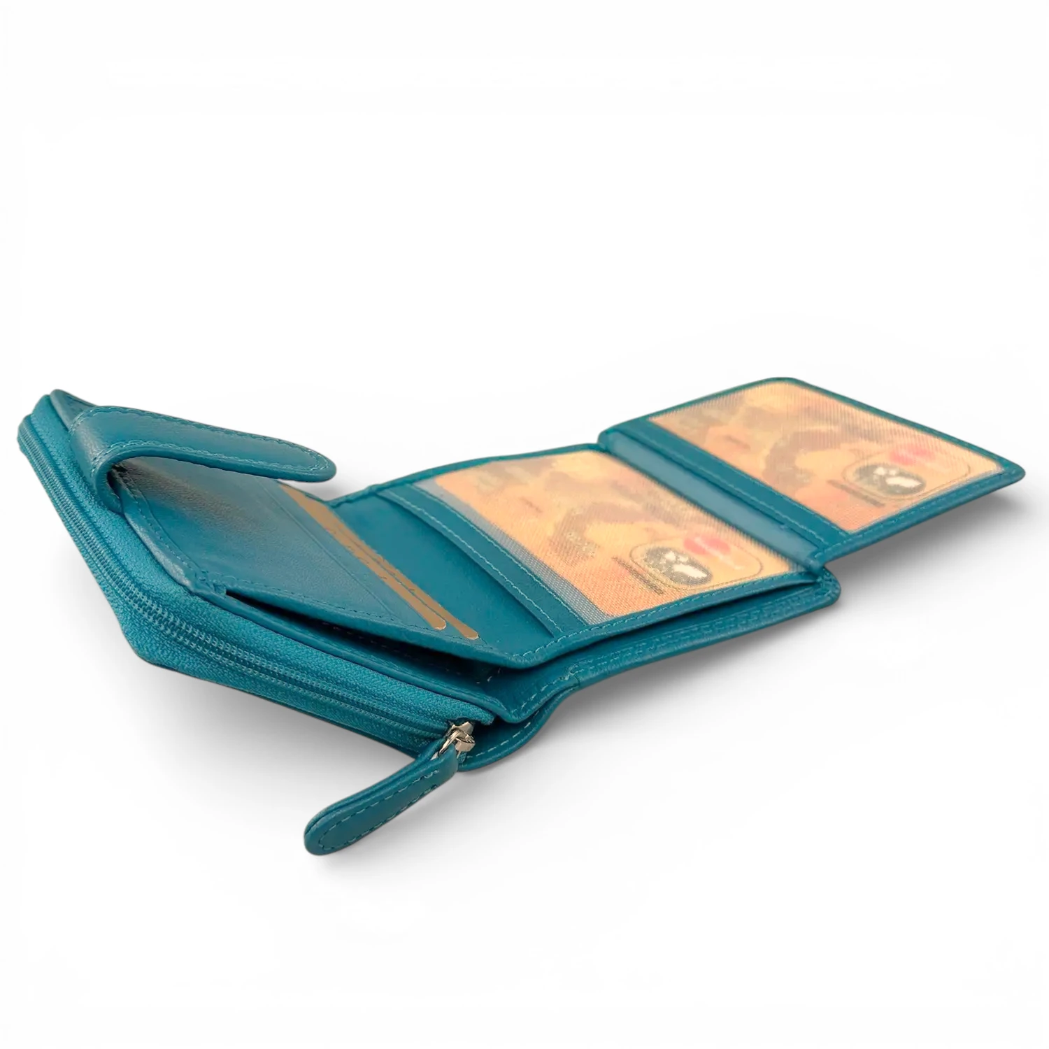 Μικρό δερμάτινο γυναικείο πορτοφόλι Calfnero AK382 σε τιρκουάζ χρώμα με εξωτερική θήκη κερμάτων και κομψό φινίρισμα.