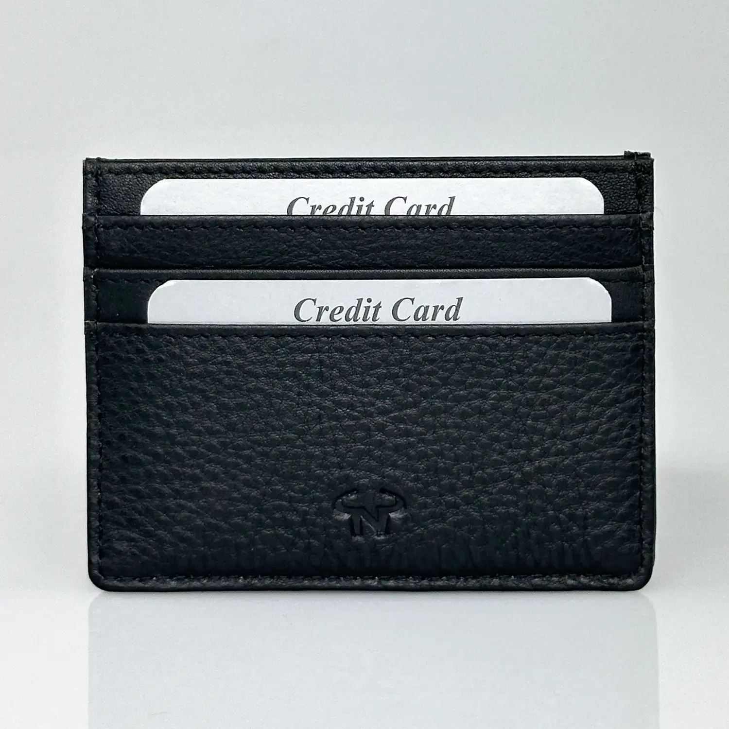 Δερμάτινη slim καρτοθήκη Calfnero C1044 σε μαύρο χρώμα με πολλαπλές θέσεις για πιστωτικές κάρτες και διακριτικό λογότυπο.