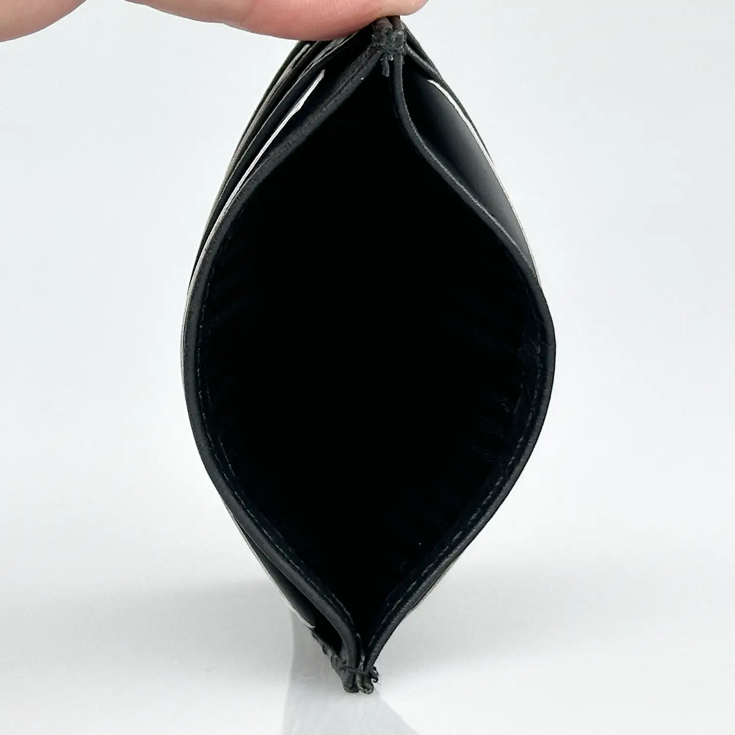 Δερμάτινη slim καρτοθήκη Calfnero C1044 σε μαύρο χρώμα με πολλαπλές θέσεις για πιστωτικές κάρτες και διακριτικό λογότυπο.