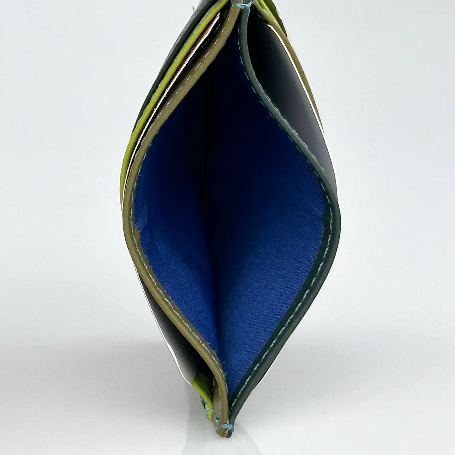 Δερμάτινη slim καρτοθήκη Calfnero C1044 σε πράσινο χρώμα με 6 θέσεις για κάρτες και ποιοτικό δερμάτινο φινίρισμα.