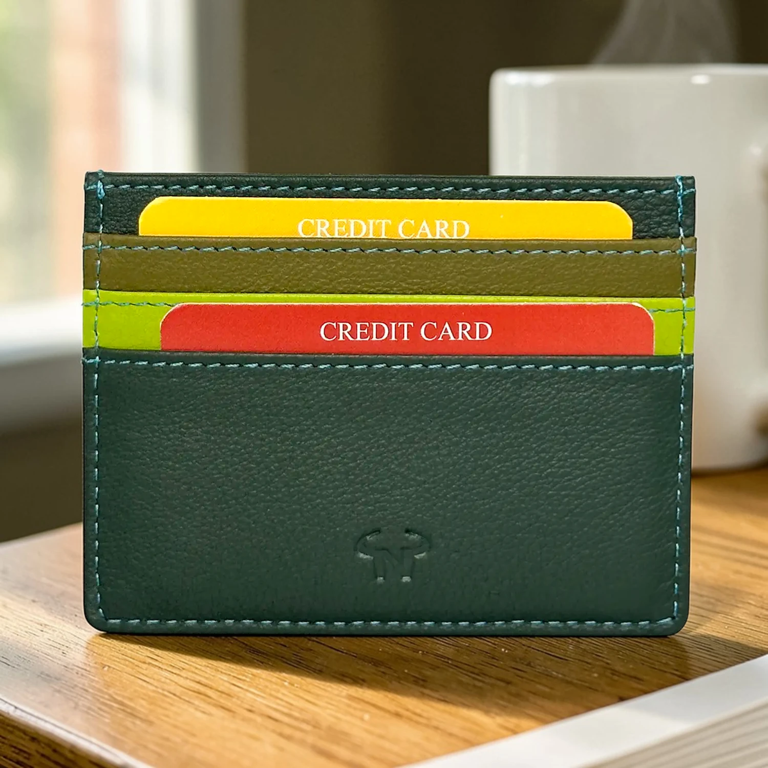 Δερμάτινη slim καρτοθήκη Calfnero C1044 σε πράσινο χρώμα με 6 θέσεις για κάρτες και ποιοτικό δερμάτινο φινίρισμα.
