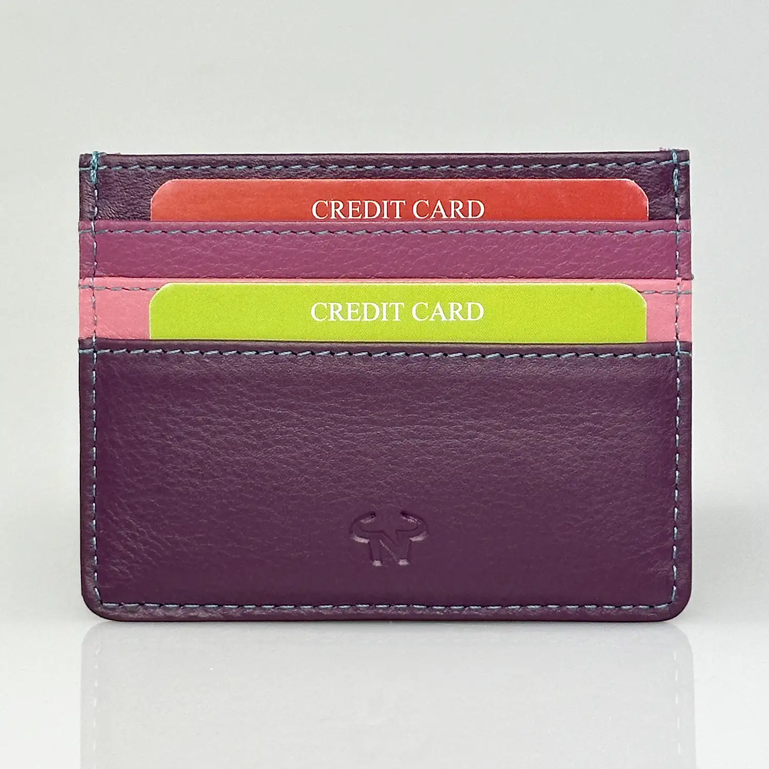 Δερμάτινη slim καρτοθήκη Calfnero C1044 σε μωβ χρώμα με 6 θέσεις για κάρτες και κομψό δερμάτινο φινίρισμα.