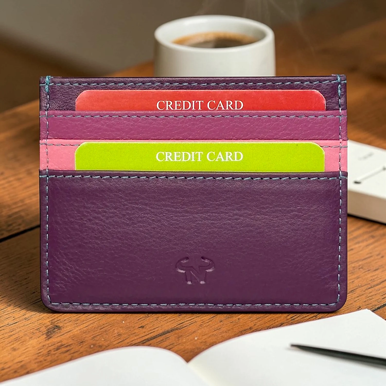 Δερμάτινη slim καρτοθήκη Calfnero C1044 σε μωβ χρώμα με 6 θέσεις για κάρτες και κομψό δερμάτινο φινίρισμα.