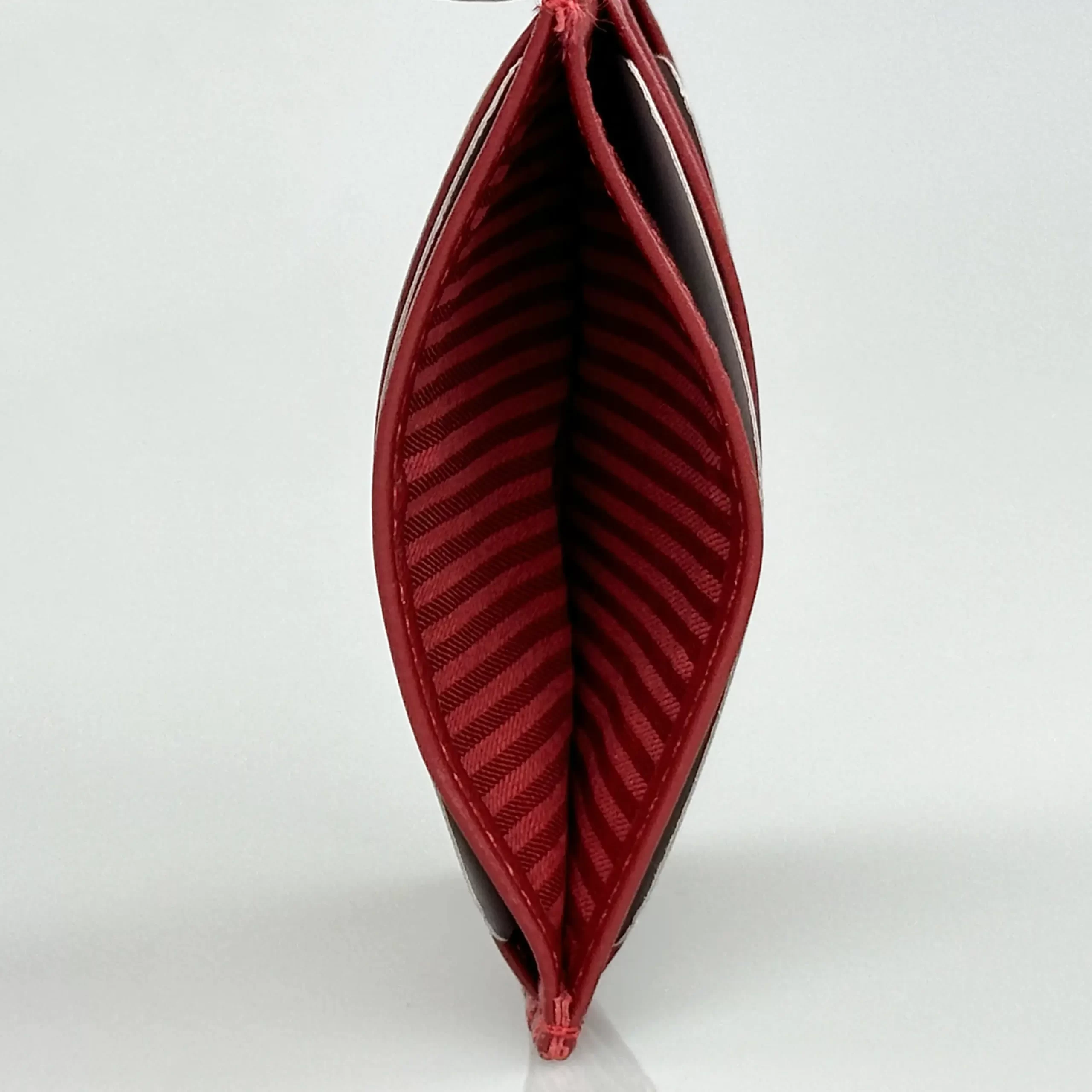 Δερμάτινη slim καρτοθήκη Calfnero C1044 σε κόκκινο χρώμα με 6 θέσεις για πιστωτικές κάρτες και ποιοτική δερμάτινη υφή.