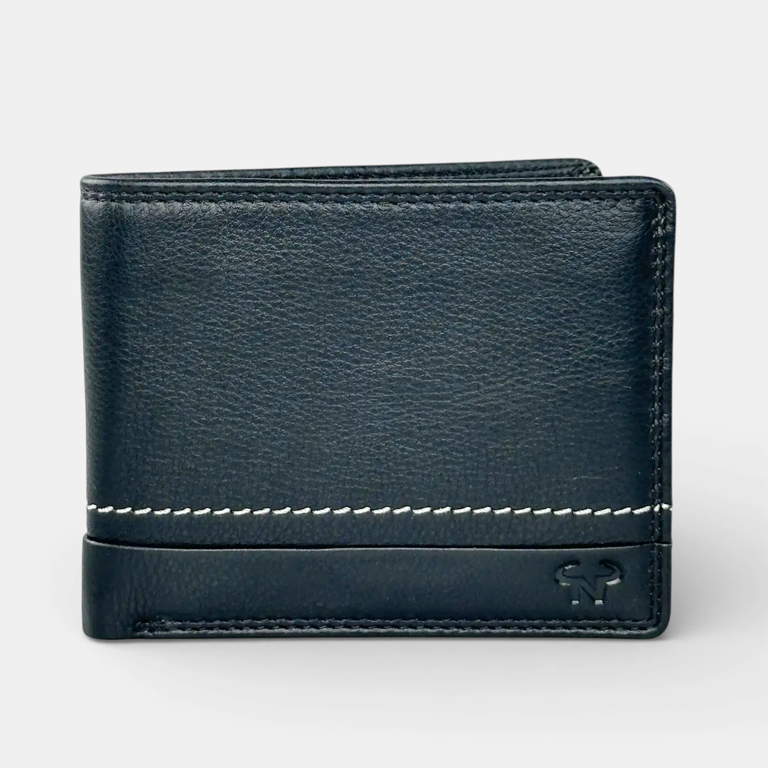 Δερμάτινο ανδρικό πορτοφόλι Calfnero C1349 σε μαύρο χρώμα με εσωτερική θήκη κερμάτων και κλασικό σχεδιασμό.