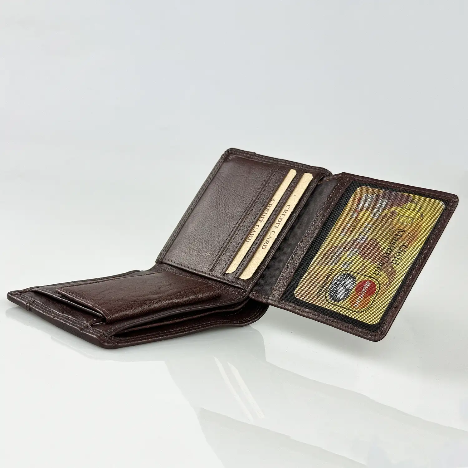 Δερμάτινο ανδρικό πορτοφόλι Calfnero C1923 σε καφέ χρώμα με πολλαπλές θέσεις για κάρτες και εσωτερική θήκη για κέρματα.