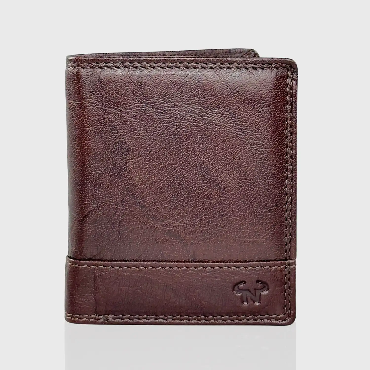 Δερμάτινο ανδρικό πορτοφόλι Calfnero C1924 σε καφέ χρώμα με εσωτερική θήκη κερμάτων και κλασικό σχεδιασμό.