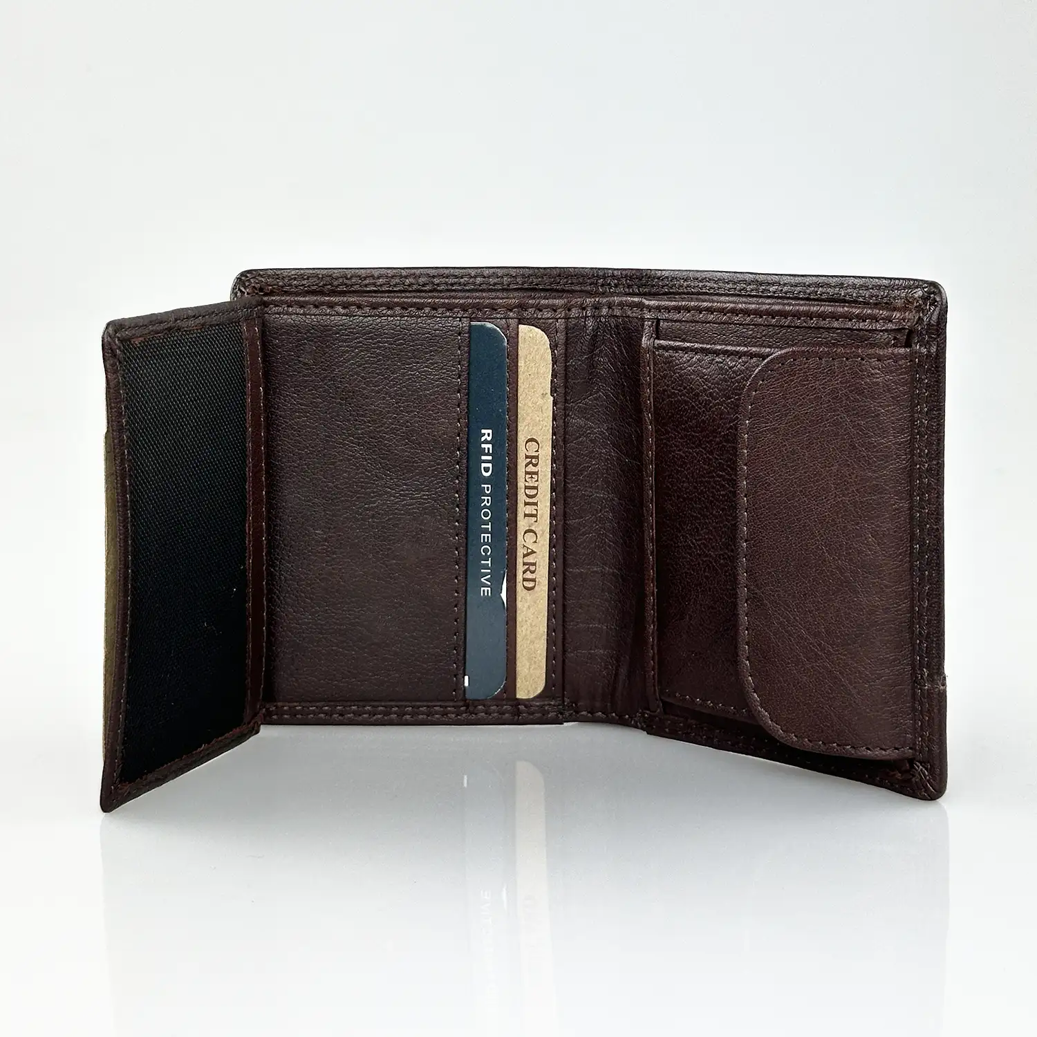 Δερμάτινο ανδρικό πορτοφόλι Calfnero C1924 σε καφέ χρώμα με εσωτερική θήκη κερμάτων και κλασικό σχεδιασμό.