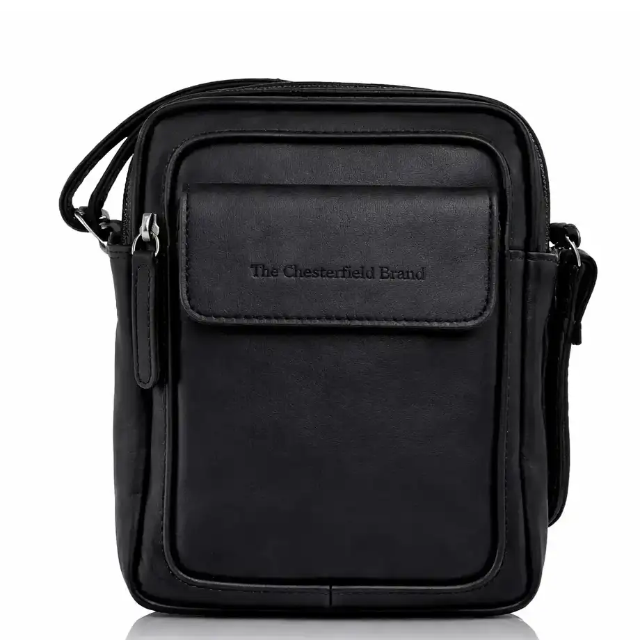 Δερμάτινη τσάντα ώμου χιαστί Chesterfield μαύρη με εξωτερική τσέπη και καπάκι