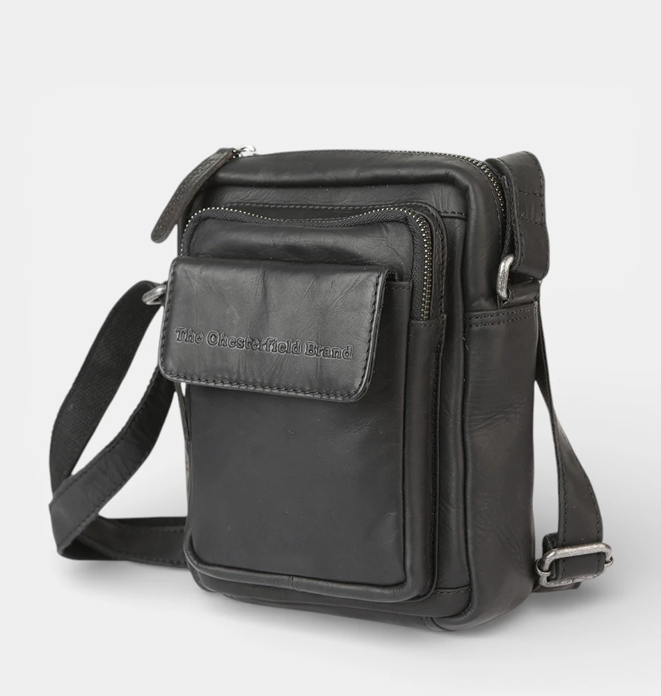 Δερμάτινη τσάντα ώμου χιαστί Chesterfield μαύρη με εξωτερική τσέπη και καπάκι