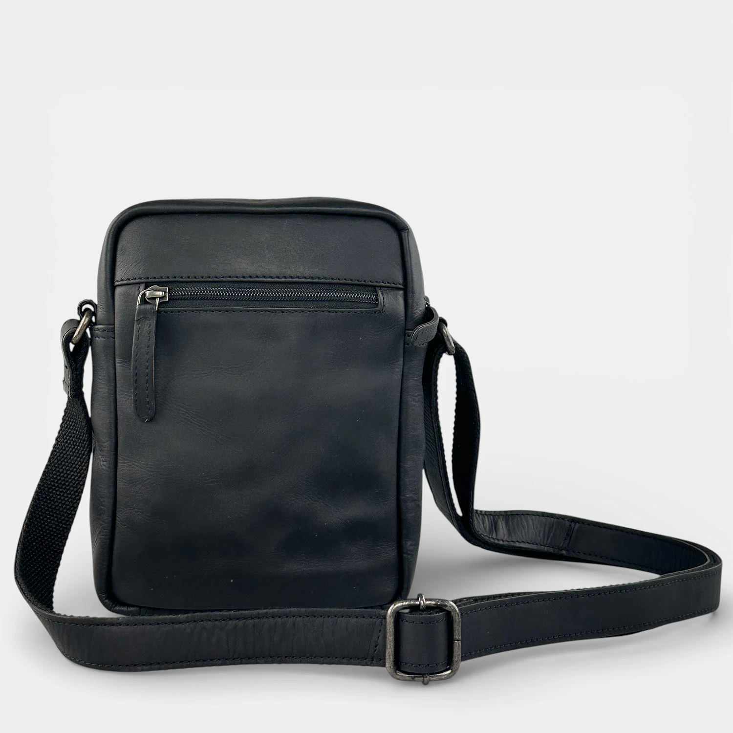 Δερμάτινη τσάντα ώμου χιαστί Chesterfield μαύρη με εξωτερική τσέπη και καπάκι