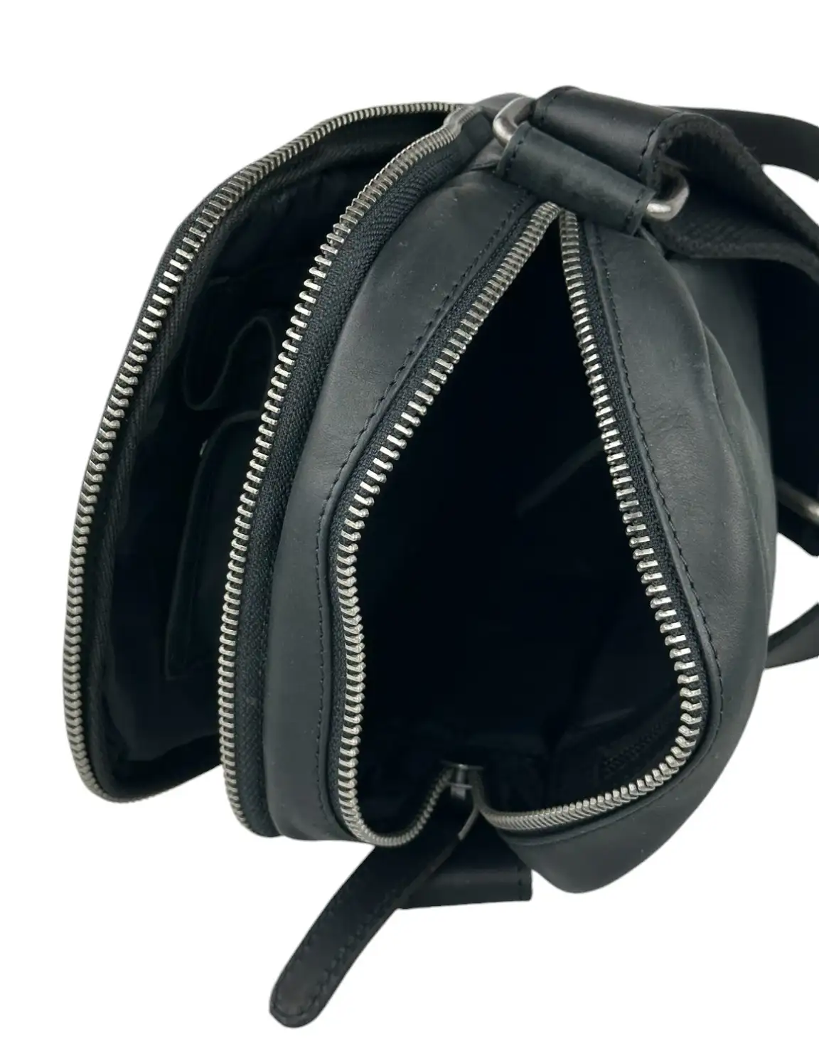 Ανδρική δερμάτινη τσάντα ώμου Chesterfield Brand σε μαύρο χρώμα με διπλό φερμουάρ