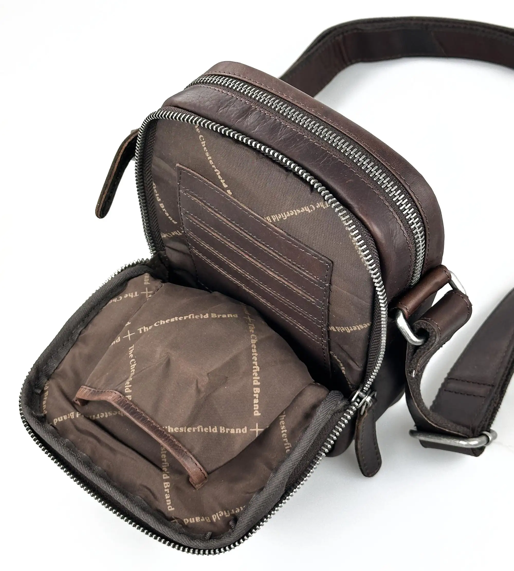 Ανδρική δερμάτινη τσάντα ώμου Chesterfield Brand σε καφέ χρώμα με διπλό φερμουάρ