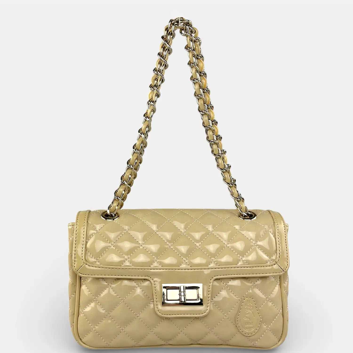 Γυναικεία δερμάτινη τσάντα ώμου μπεζ λουστρίνι με χρυσή αλυσίδα και κούμπωμα