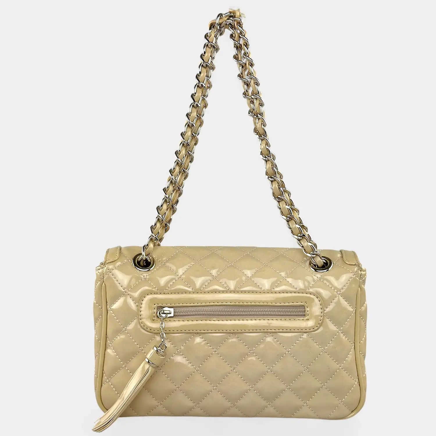 Γυναικεία δερμάτινη τσάντα ώμου μπεζ λουστρίνι με χρυσή αλυσίδα και κούμπωμα