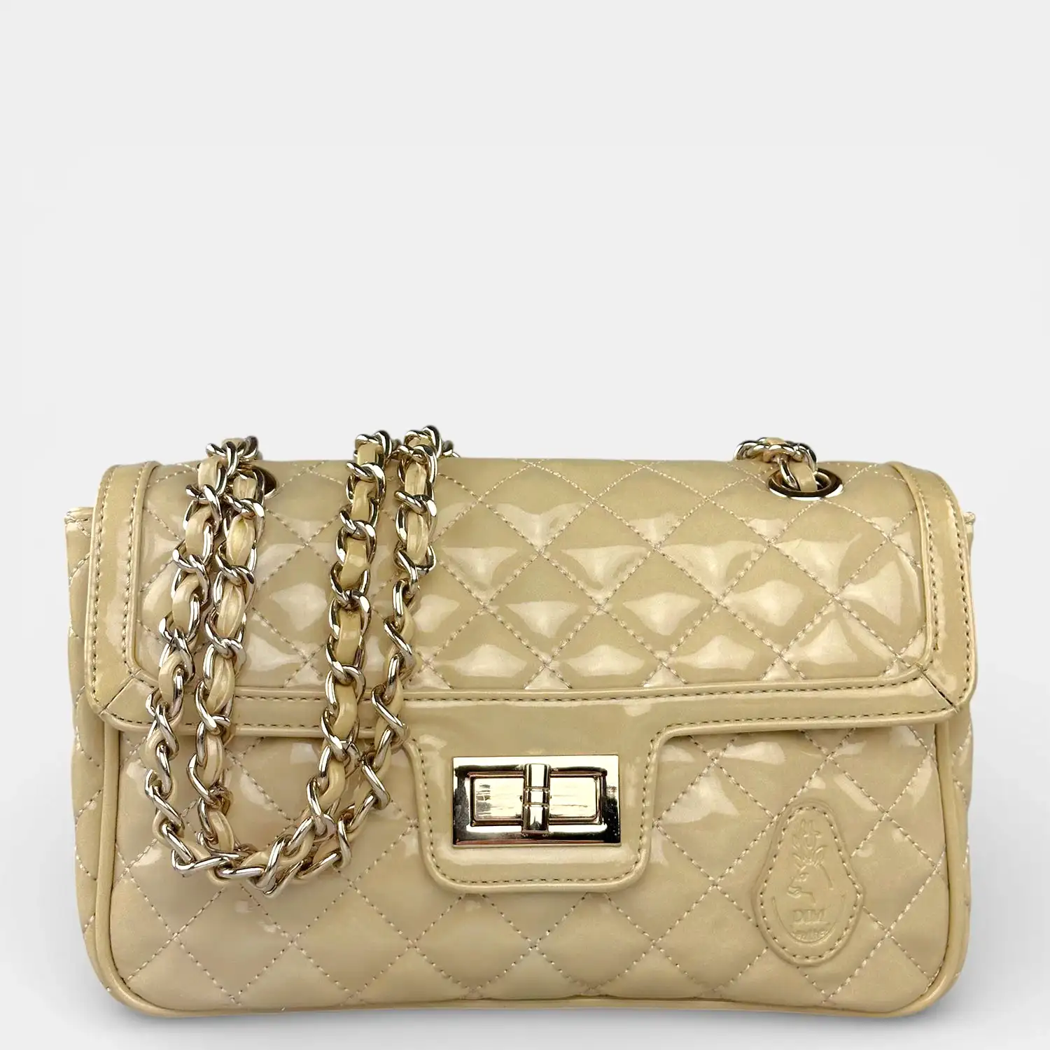 Γυναικεία δερμάτινη τσάντα ώμου μπεζ λουστρίνι με χρυσή αλυσίδα και κούμπωμα