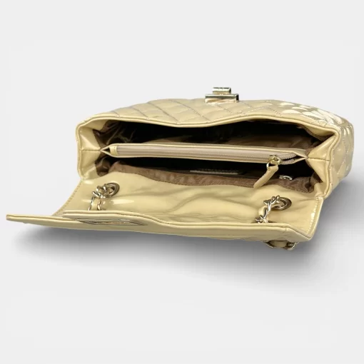 Γυναικεία δερμάτινη τσάντα ώμου με αλυσίδα Μπεζ λουστρίνι C8436