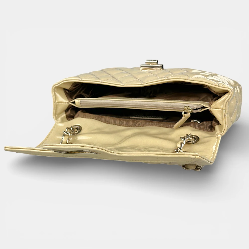 Γυναικεία δερμάτινη τσάντα ώμου μπεζ λουστρίνι με χρυσή αλυσίδα και κούμπωμα