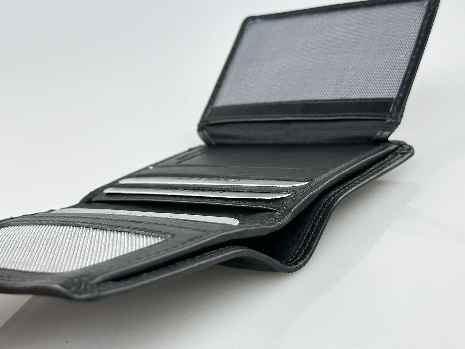 Ανδρικό δερμάτινο πορτοφόλι Calfnero C980 μαύρο όρθιο