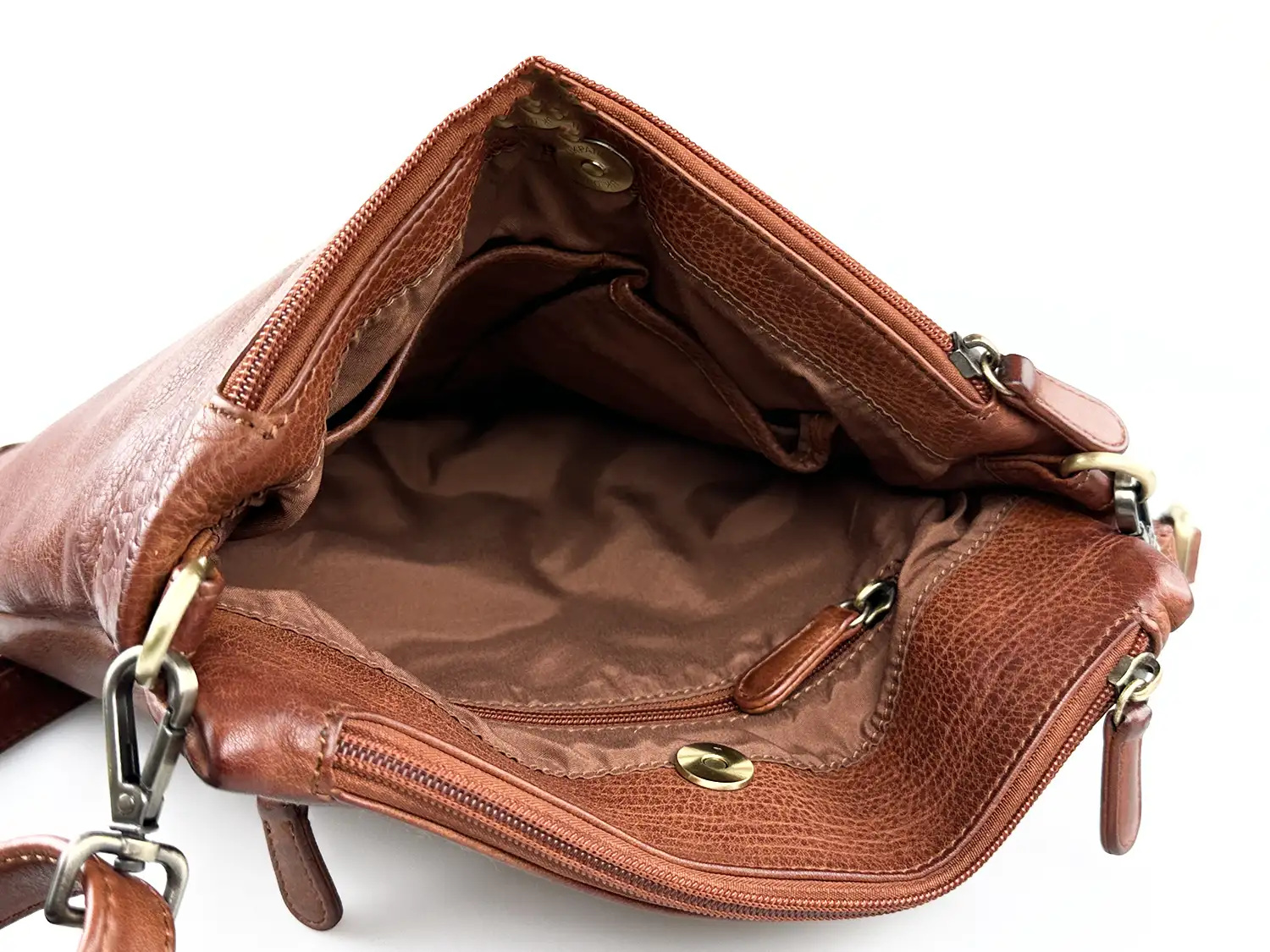 Δερμάτινη τσάντα ώμου και χιαστί Calfnero κονιάκ με θήκες φερμουάρ εμπρός και πίσω