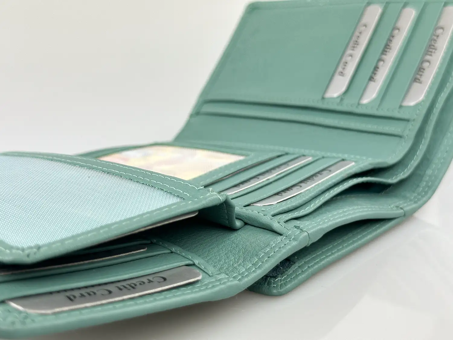 Γυναικείο δερμάτινο πορτοφόλι Calfnero F1412 σε χρώμα μέντα με εξωτερικό φερμουάρ